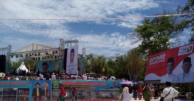 Ma'ruf Amin saat berpidato di tabligh akbar berlokasi di Pasir Putih, Panyabungan, Mandailing Natal