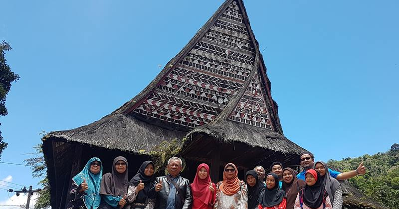 Rombongan Mandailing Malaysia di depan Bagas Godang di Hutanagodang, Ulu Pungkut