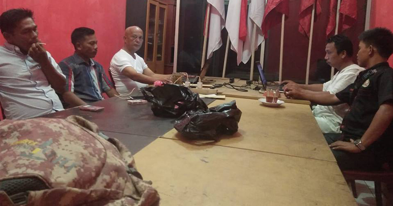 Warga Desa Air Apa saat memberikan keterangan