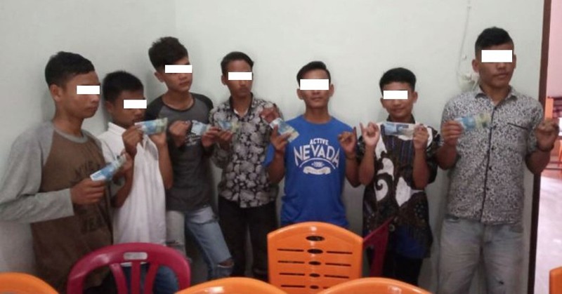 Sejumlah remaja yang diamankan dengan bukti uang pecahan 50.000 rupiah.