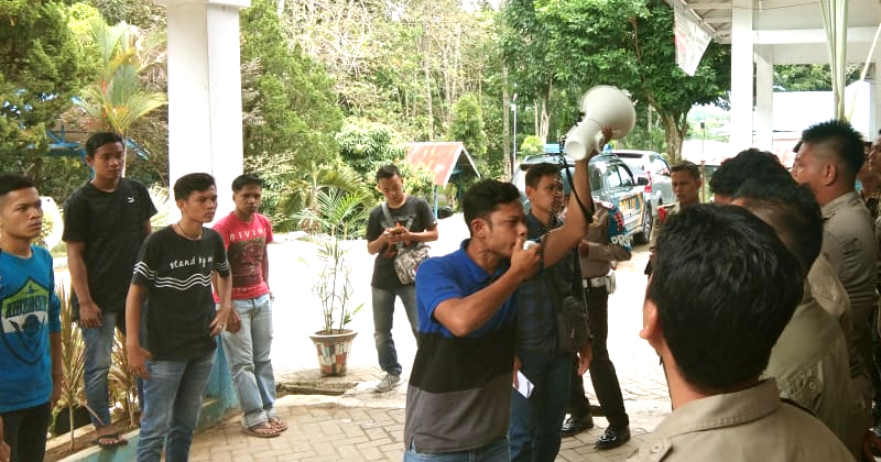 unjukrasa Aliansi Mahasiswa Revolusioner Tabagsel di Dinas Kesehatan Madina