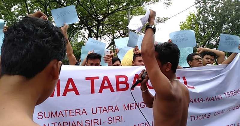 Ima Tabagsel berunjukrasa di halaman gedung Kejatisu, Medan, Selasa