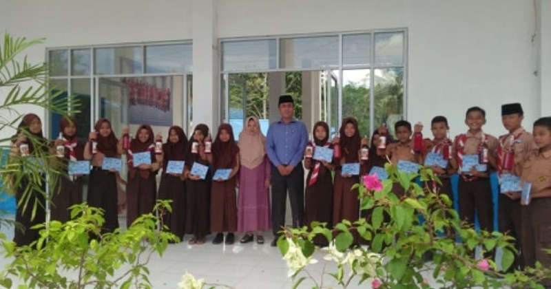 Kepala SMPN 01 Panyabungan Selatan bersama pelajar pemenang