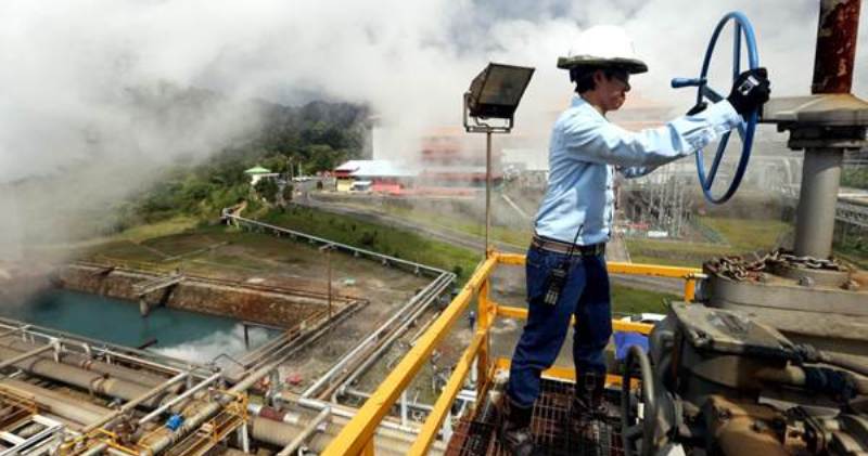 Pekerja melakukan pemeriksaan rutin jaringan instalasi pipa di wilayah Pembangkit Listrik Tenaga Panas Bumi Salak JIBI Rachman