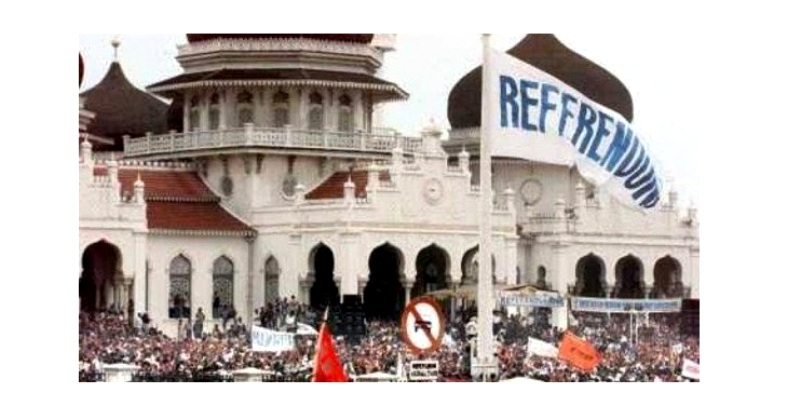 Rakyat Aceh di kala menuntut referendum menjelang ditandatanginya perjanjaian damai di Helsinki beberapa tahun silam. (google.com)