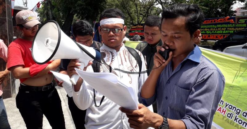 Pengunjukrasa membacakan surat pernyataan di depan kantor Kejatisu Kamis 8 8 2019