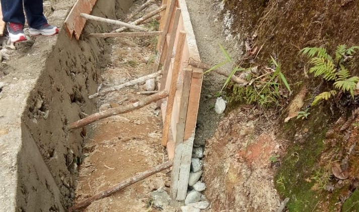 Dek drainase jalan jalur Jembatan Merah Batang Natal yang sedang dikerjakan