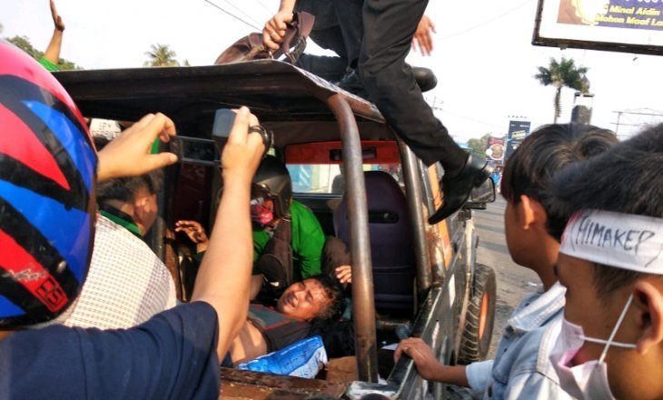 Satu mahasiswa mendapatkan pertolongan dari rekan sejawatnya pasca kericuhan massa aksi di depan kantor DPRD Kota Padangsidimpuan.