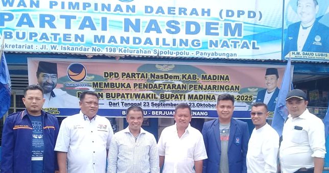 Ahmad Husein Nasution foto bersama dengan pengurus DPD Partai Nasdem usai pendaftaran