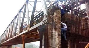 Pelajar Harus Memanjat Abutmen Jembatan Menuju Sekolah