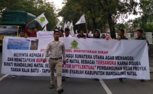 300-an Mahasiswa Desak Kejatisu Panggil Paksa Bupati Madina