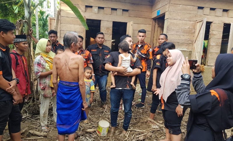 Sapma PP Madina saat meninunjau korban banjir di Desa Huraba