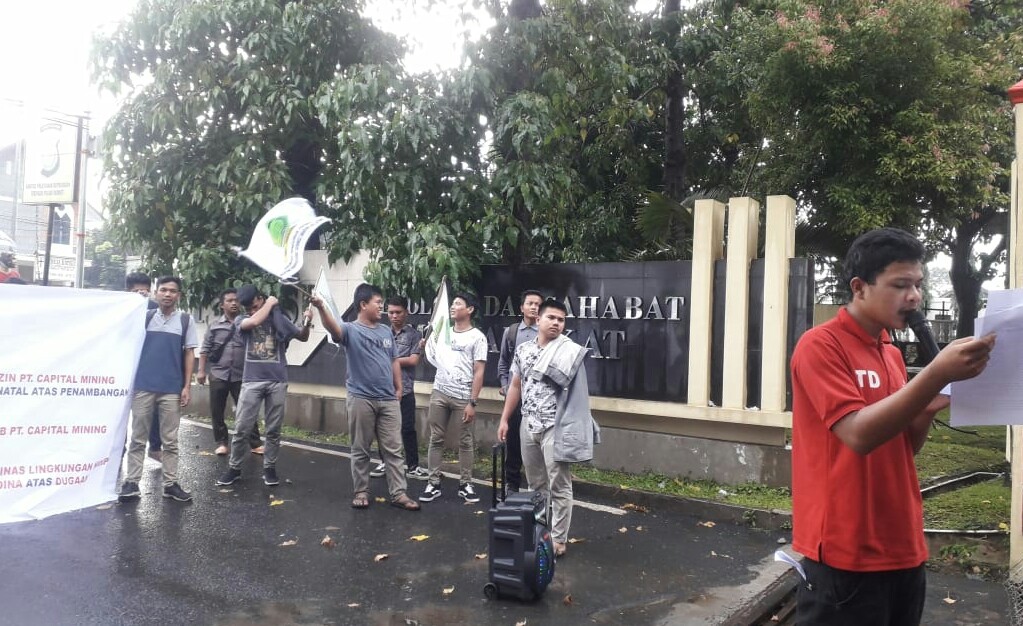 Mahasiswa Ima Tabagsel saat demo di Poldasu