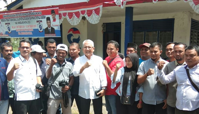 Sofwat Nasution bersama wartawan usai mendaft