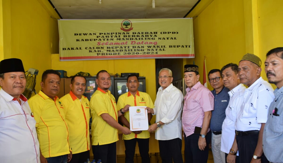 Sofwat Nasution menyerahkan berkas pendaftaran