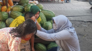 Atika Nasution Salurkan Masker ke Pedagang