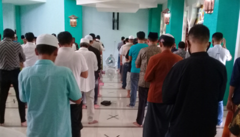 Salat Jum’at Jaga Jarak di Masjid Agung Panyabungan
