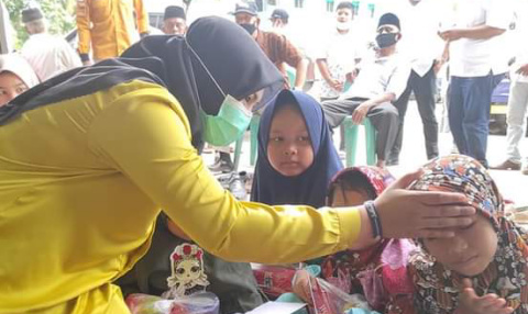 Resmikan Posko, Sukhairi-Atika Santuni Yatim