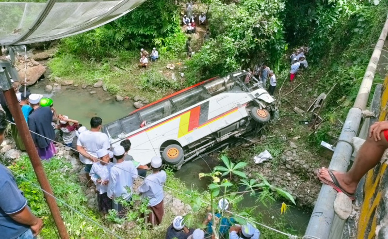 Bus Pariwisata Jatuh di Jurang Jalinsum Titik Tambangan