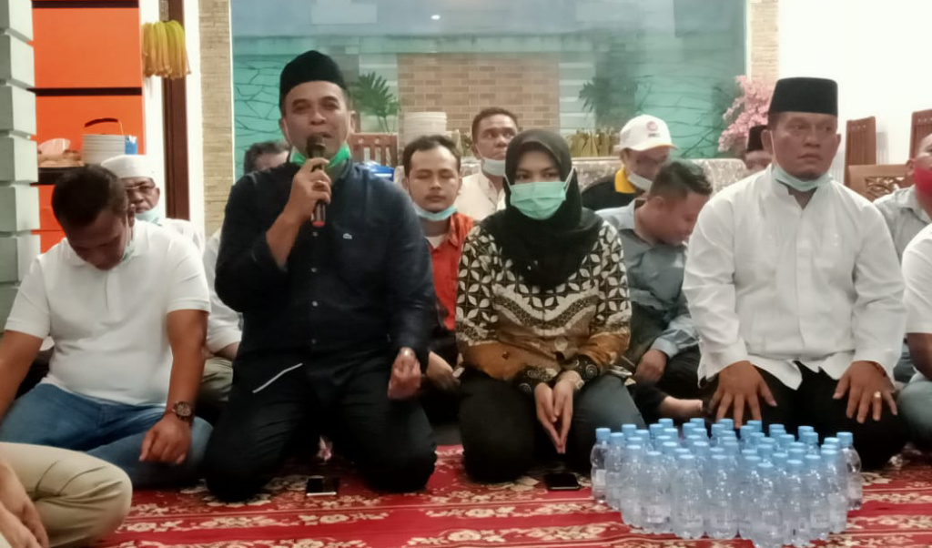 Jakfar Sukhairi (memegang mikrofon) dan disebelahnya Atika Azmi Utammi Nasution dalam temu pers, Sabtu (24/4/2021)