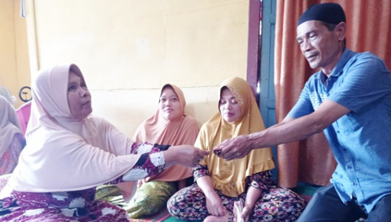 Warga Desa Laru Dolok Terima BLT DD Tahap I