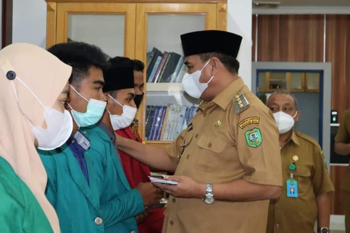 Tingkatkan SDM, Bupati Madina Salurkan Bansos untuk Mahasiswa
