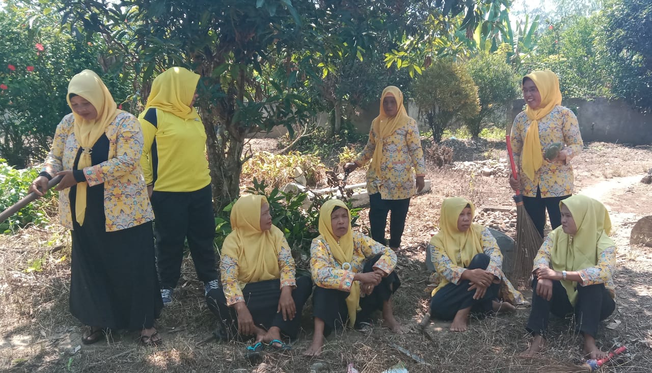 Jumat Bersih, KPPG Madina Bersihkan TPU di Nagajuang