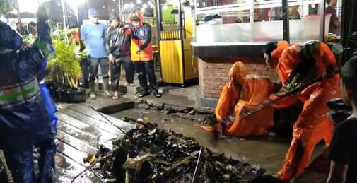 Warga Masih Buang Sampah, Parit kota Panyabungan Tumpat Lagi, Banjir Muncul Kembali
