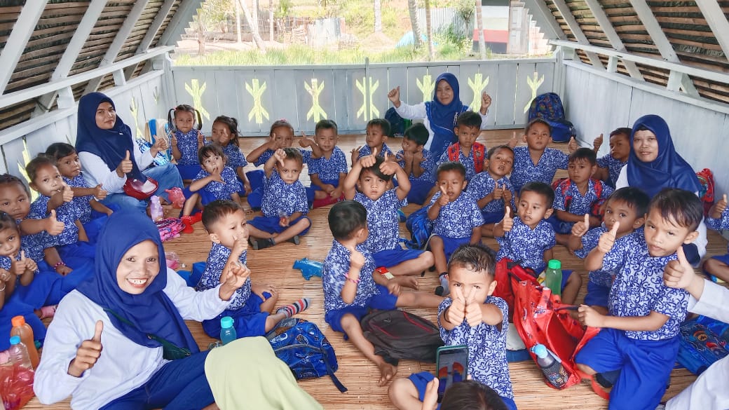 Belajar di Luar Ruangan, TK Satap SDN 048 Malintang Kunjungi Silangit Koi