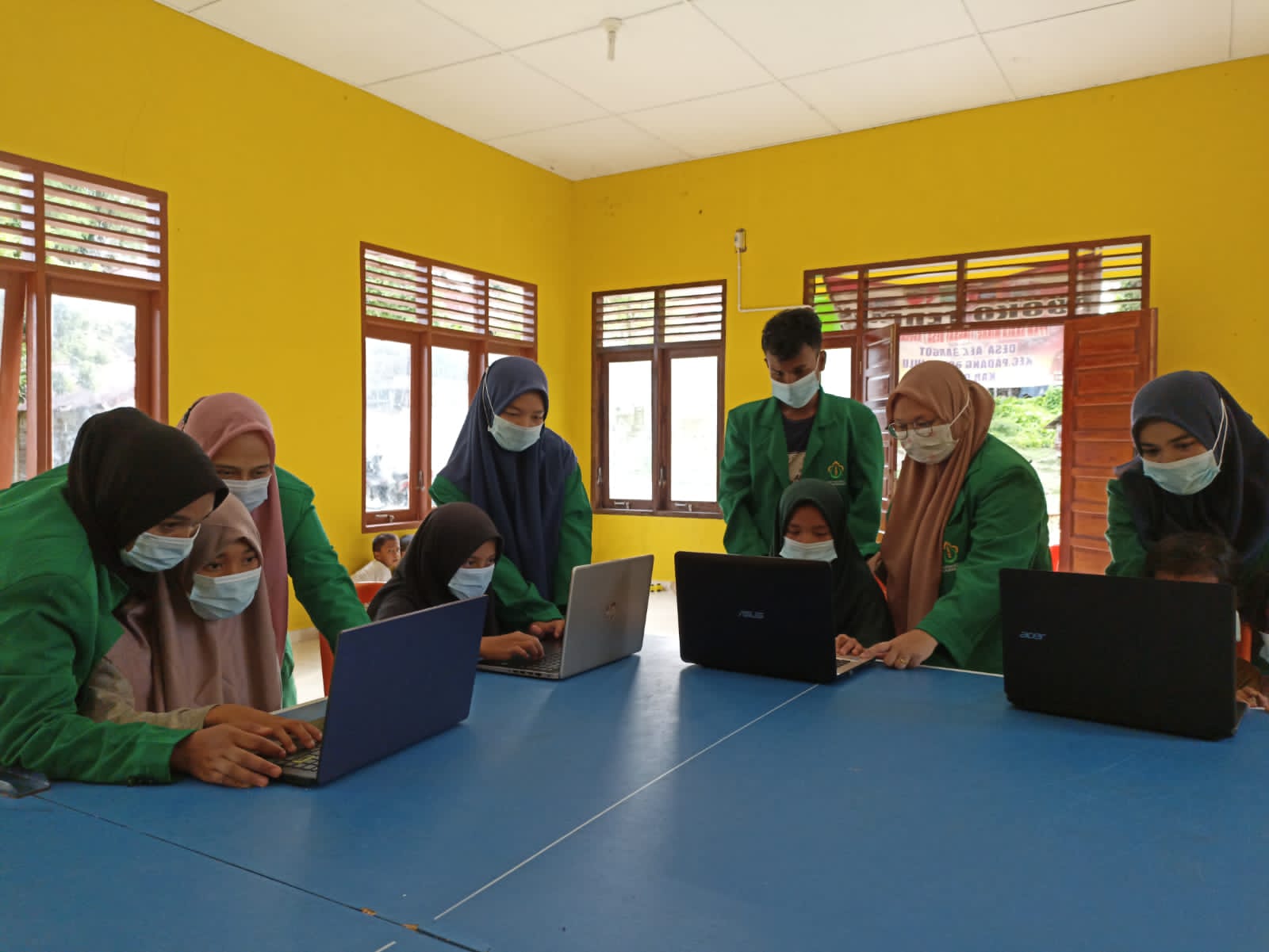 Bawa Laptop Sendiri, Mahasiswa KKN Kelompok 253 Unimal Kenalkan Pengoperasian Komputer kepada Remaja Desa Aek Bargot