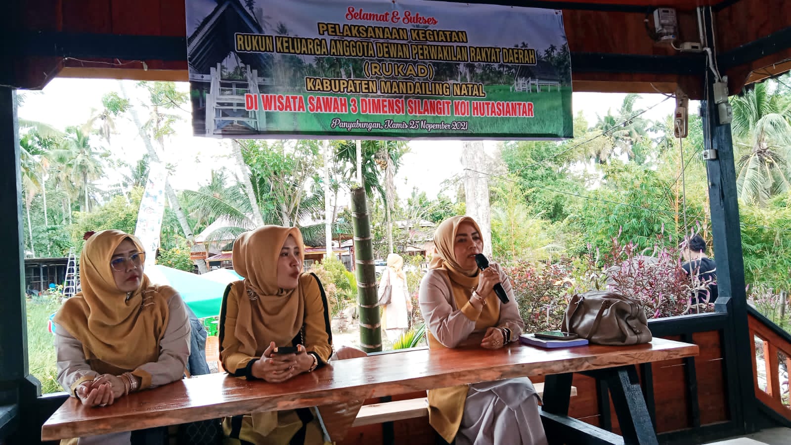 Rukad Madina Belajar Tata Rias di Silangit Koi Hutasiantar