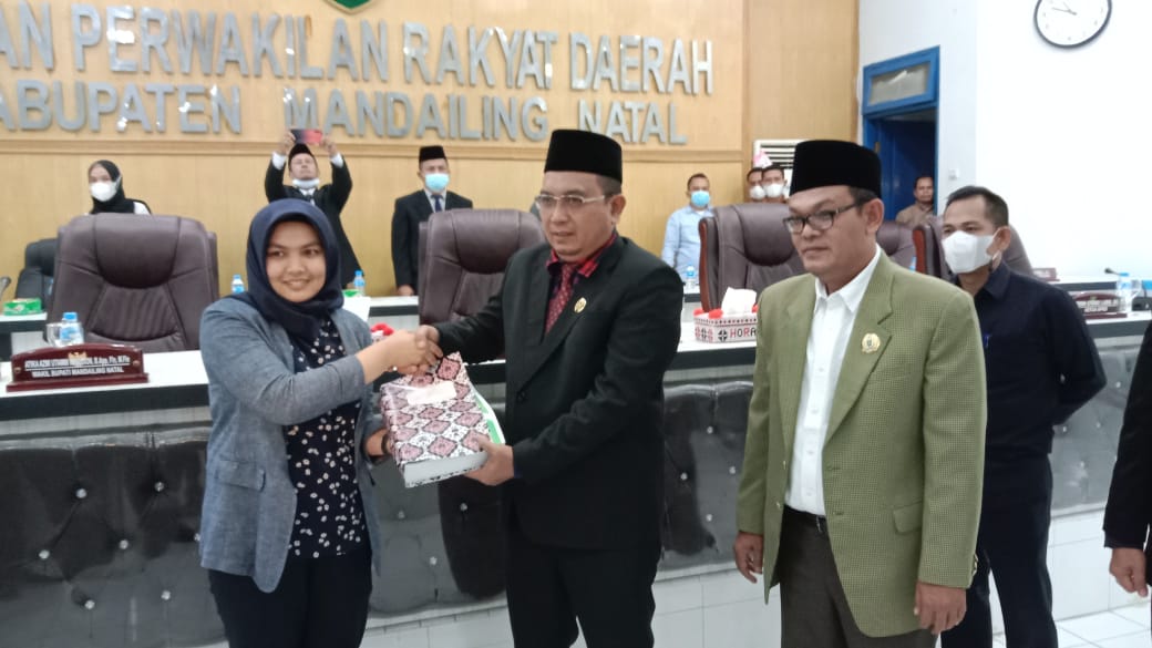 Wabup Atika Serahkan RAPD Tahun 2022 kepada DPRD