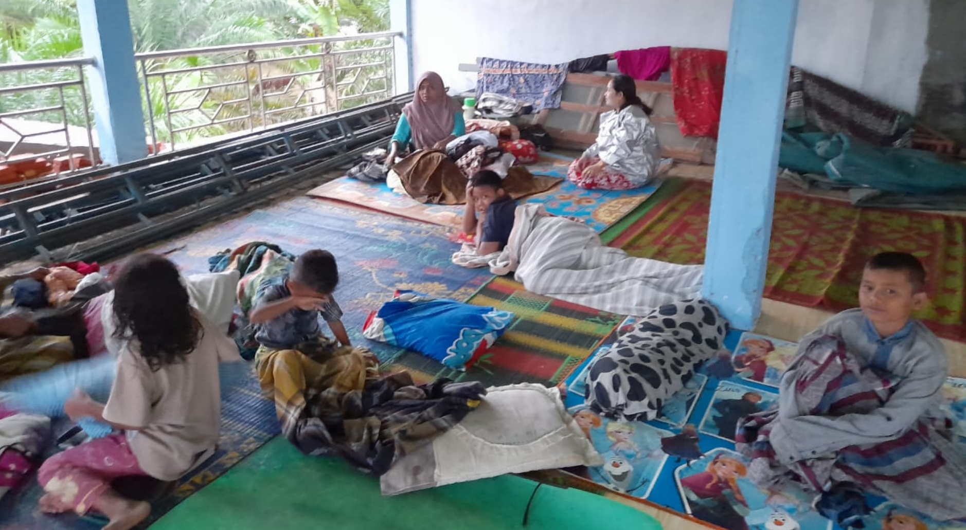 Warga Muara Ngungsi ke Masjid dan Madrasah