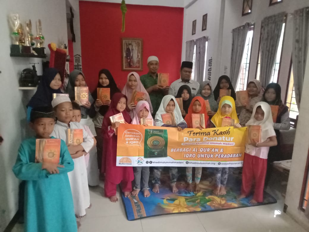 Majelis Ilmu Syekh H. M. Arsjad Thalib Lubis Distribusikan Alquran kepada Santri