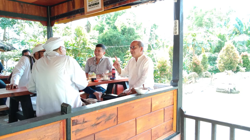 Ketua DPRD Madina dan Ketua Kadin Sumut Nongkrong di Silangitkoi