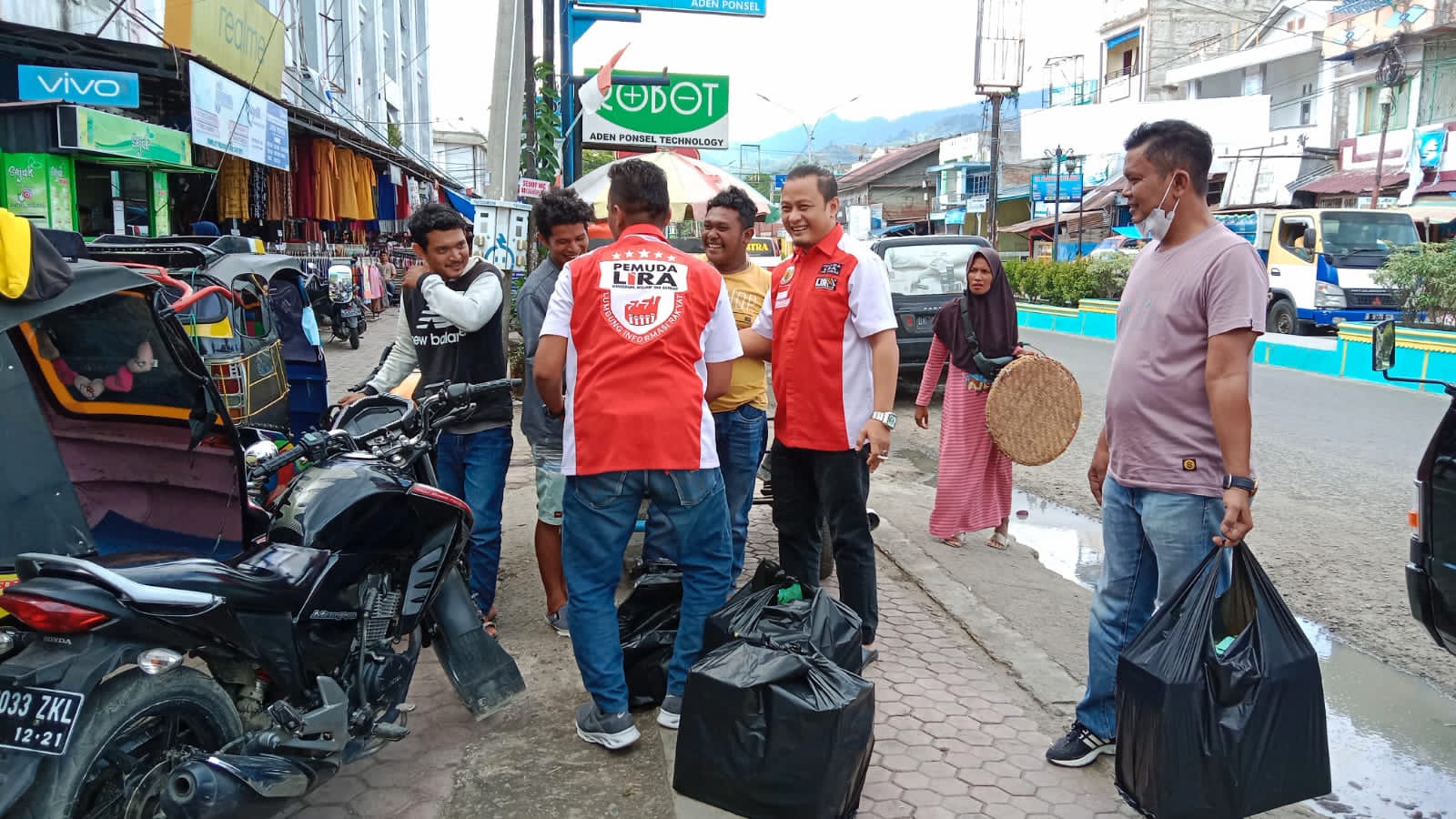 LSM LIRa Madina Bagikan Paket Makan Siang di Pasar Lama