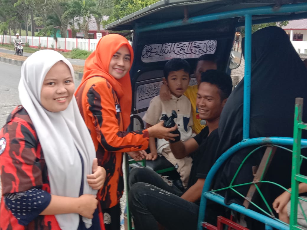 Srikandi PP Madina Berbagi Takjil