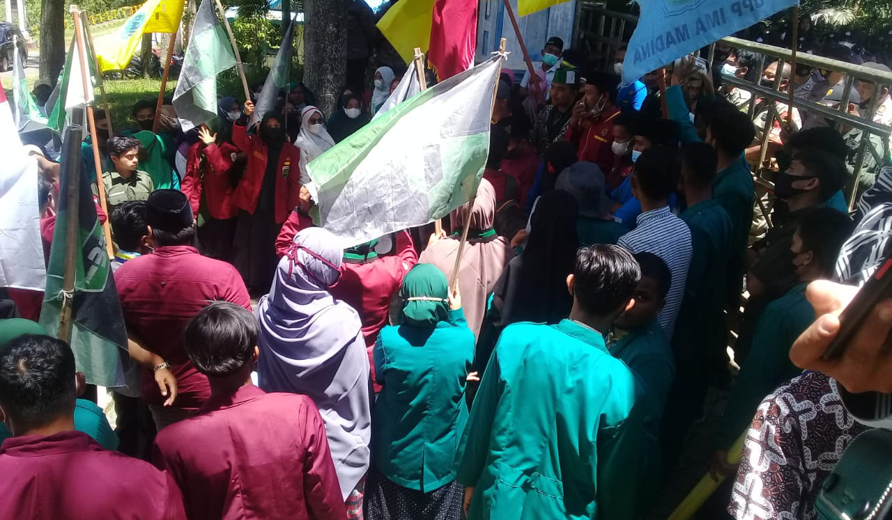 Mahasiswa Madina Tuntut Pemerintah Stabilkan Harga, Tolak Presiden 3 Priode