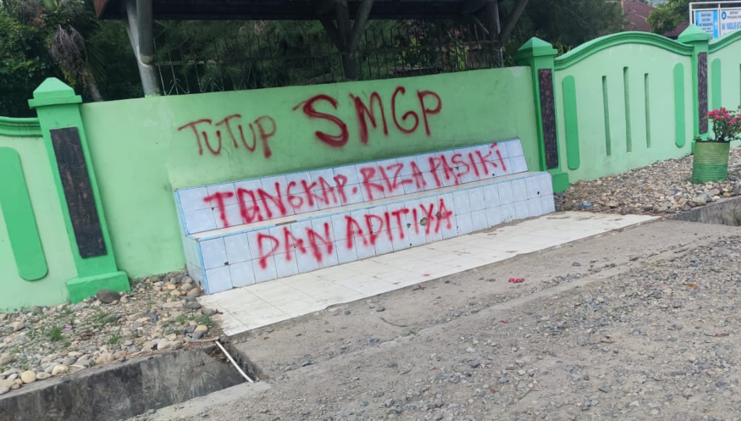 Banyak Halte di Panyabungan Kena Coret Tilisan “Tutup SMGP – Tangkap Riza Pasiki dan Aditiya”