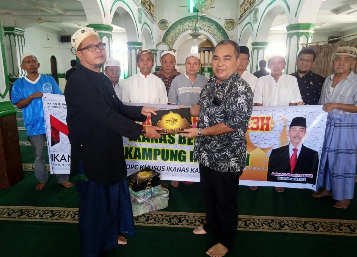 DPC Khusus Ikanas Madina Salurkan Bantuan untuk 50 Masjid