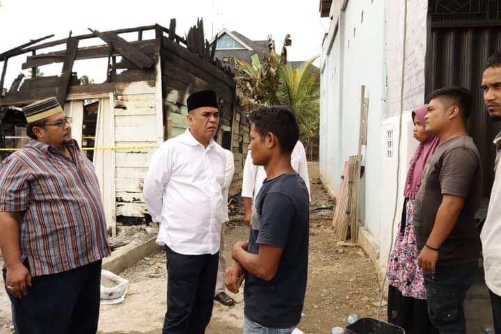 Bupati Serahkan Bantuan kepada Korban Kebakaran