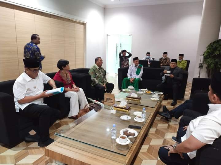 Bertemu Cak Imin, Bupati Sukhairi Serahkan Oleh-Oleh Berupa Kopi Mandheling