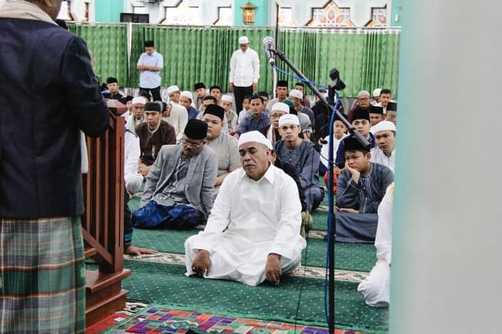 Bupati dan Wabup Salat Id di Masjid Agung Nur Alan Nur