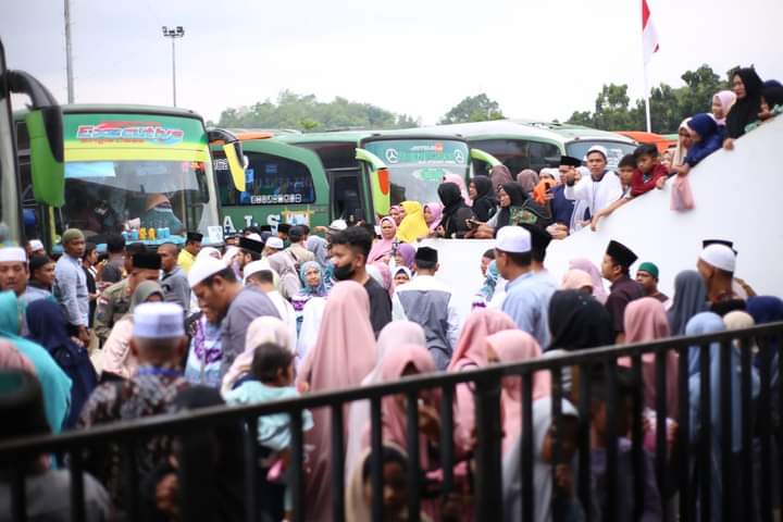 Tangis Bahagia Sambut Kedatangan Jemaah Haji di Masjid Agung Nur Alan Nur