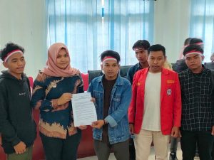 Wakil Bupati Madina, saat menerima tuntutan mahasiswa AMBM saat unjuk rasa. Kamis (20/10)