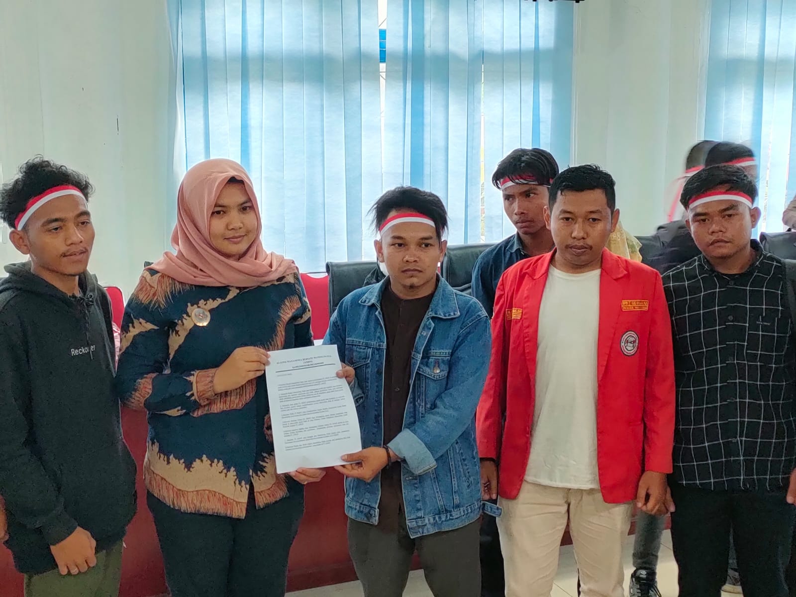 Wakil Bupati Madina, saat menerima tuntutan mahasiswa AMBM saat unjuk rasa. Kamis (20/10)