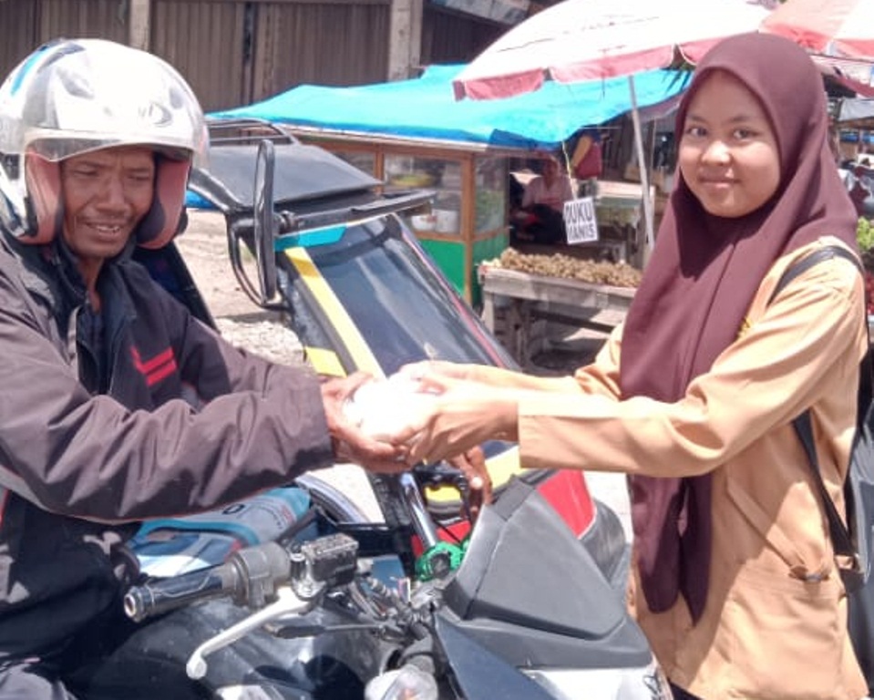 Mengenalkan Dunia Bisnis pada Pelajar Sambil Menderma