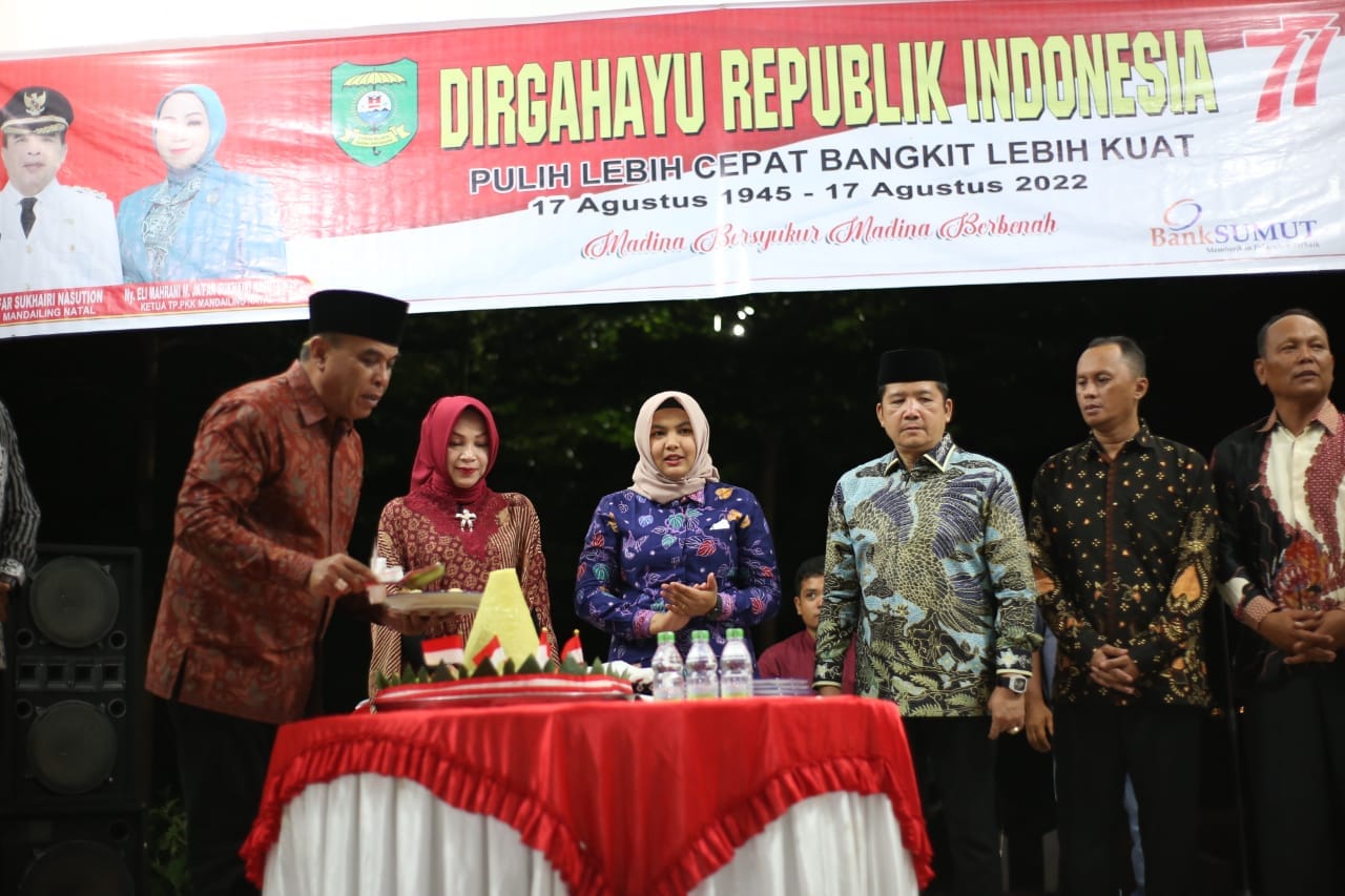 Resepsi Kenegaraan: Bupati dan Ketua DPRD Sumbangkan Suara Emas