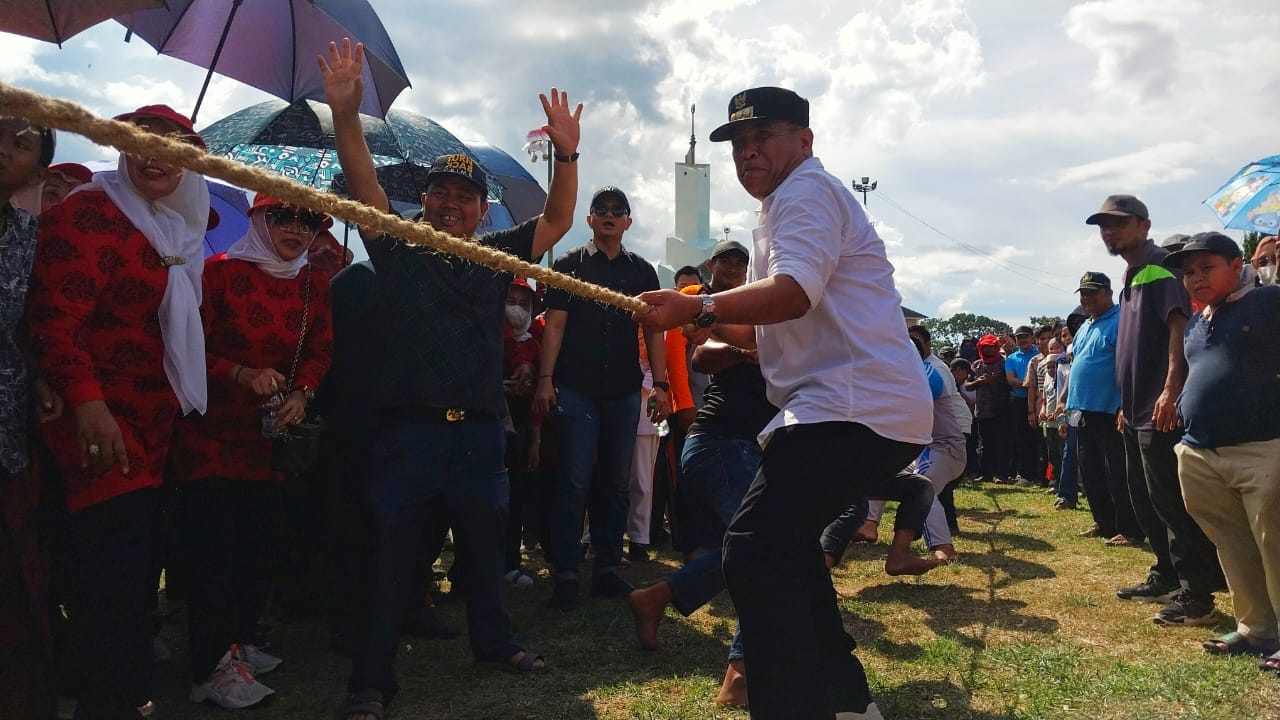 Kemeriahan HUTRI di Madina: Bupati dan Kapolres Ikut Tarik Tambang