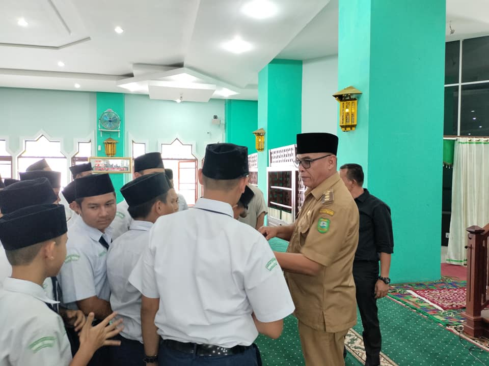 Bupati Madina Apresiasi Siswa MTsN Aktif Salat Berjemaah